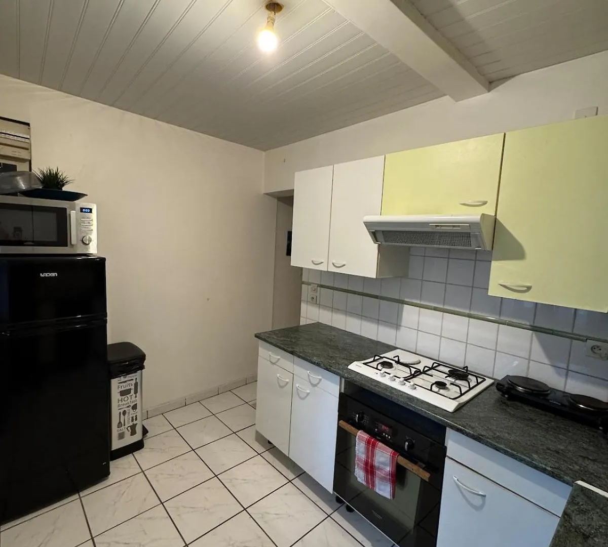 Spacious Flat, 7 People, 5 Beds Louvres France