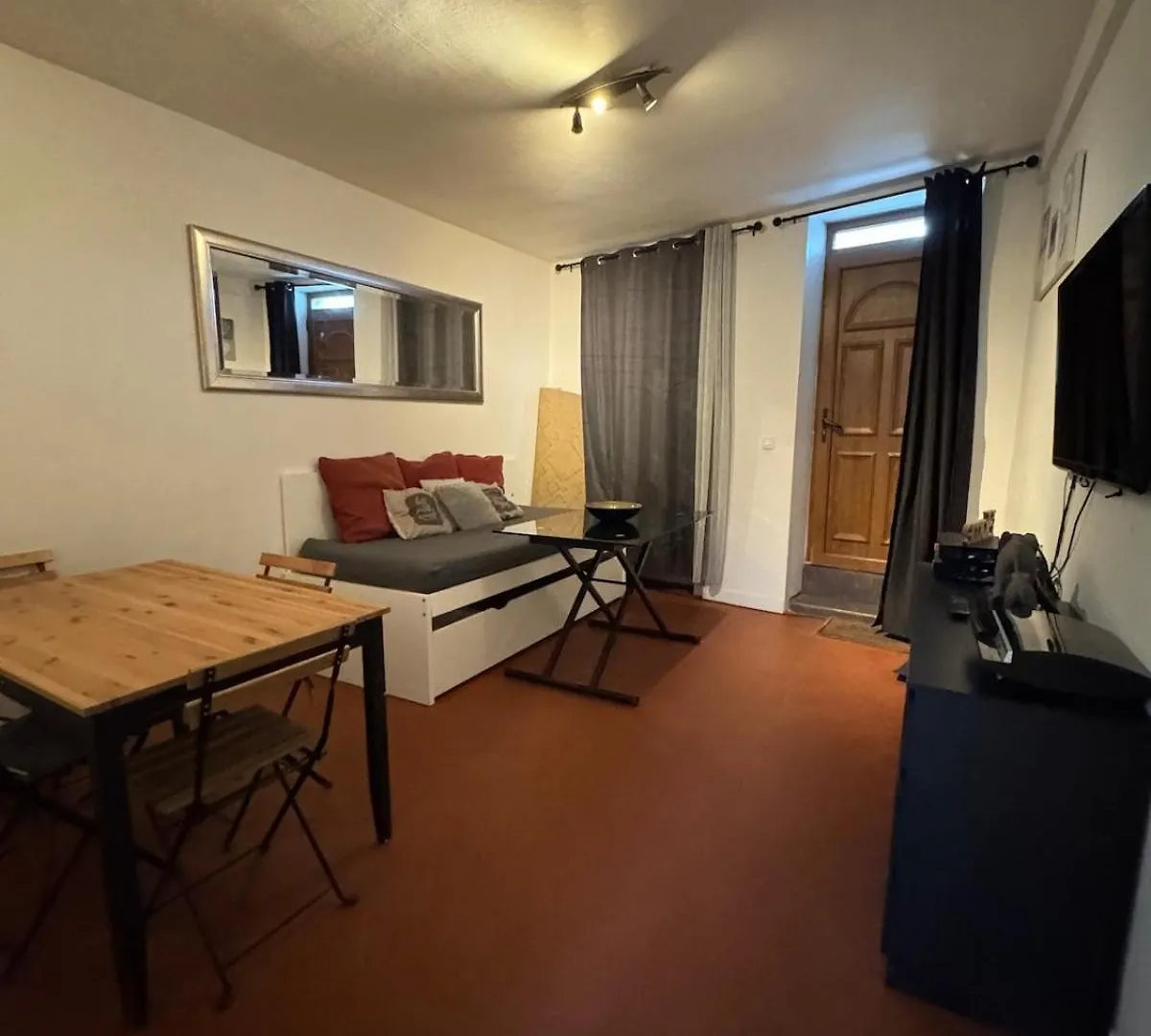 Spacious Flat, 7 People, 5 Beds Louvres 0*,  France